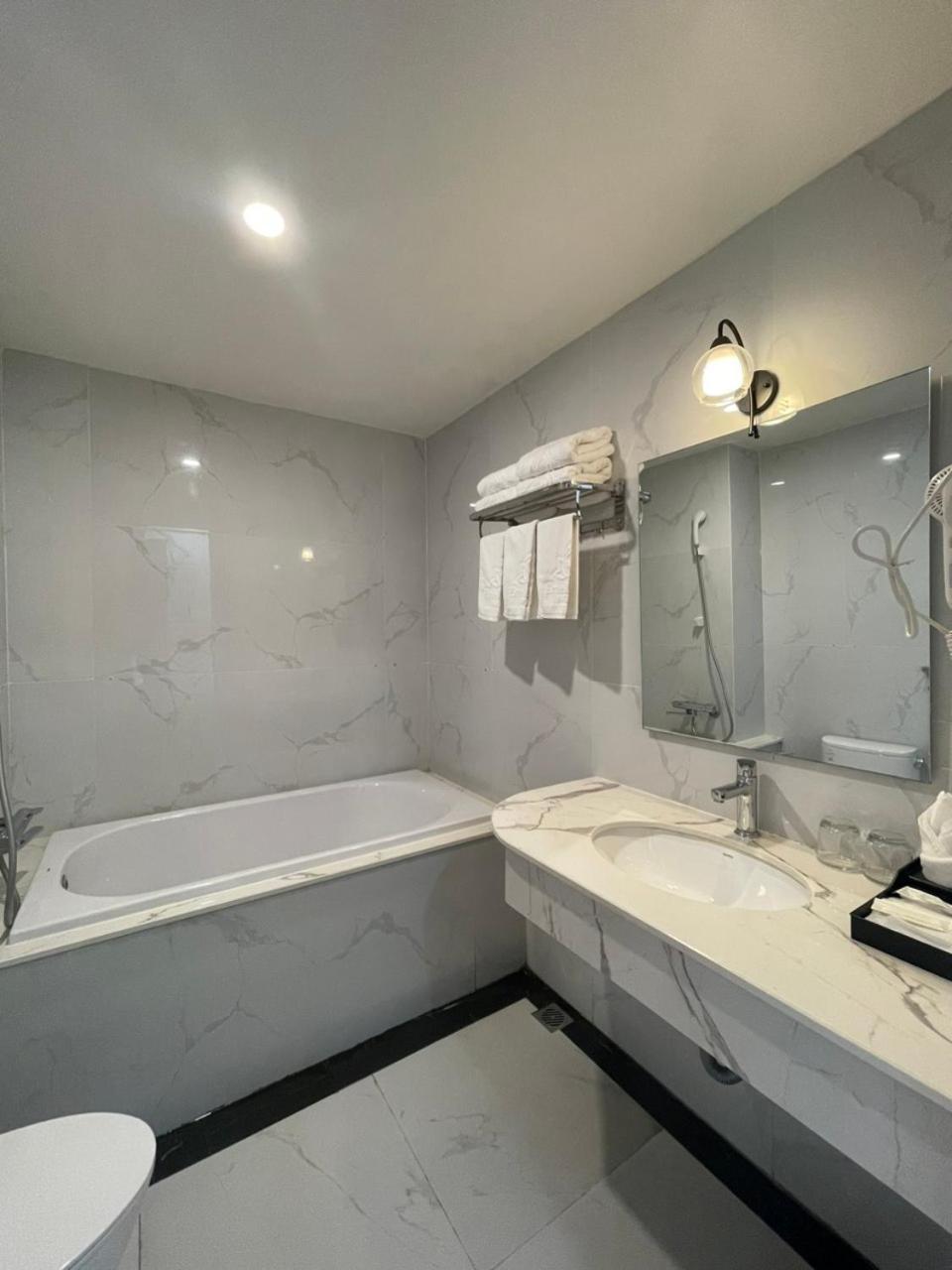 Lotus Hotel & Apartment Hai Phong Exterior foto